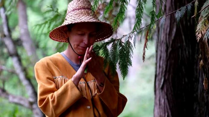 土著加拿大妇女祝福树木