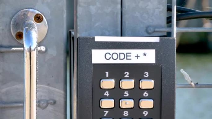 门的密码键的仔细观察