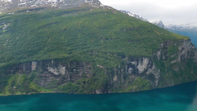 挪威Geirangerfjord。阳光明媚的夏日，旅游船渡船游轮班轮漂浮在Geirangerfjor