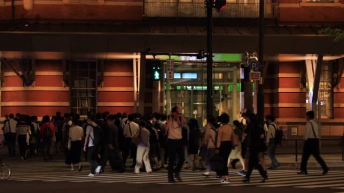 东京商业小镇步行人们的夜景