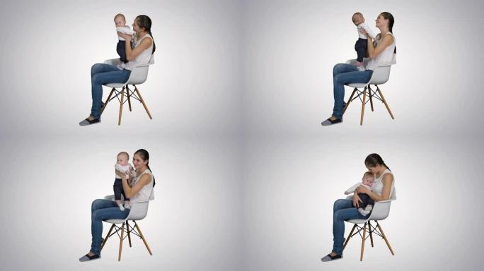 妈妈和可爱的婴儿坐在椅子上，阿尔法频道