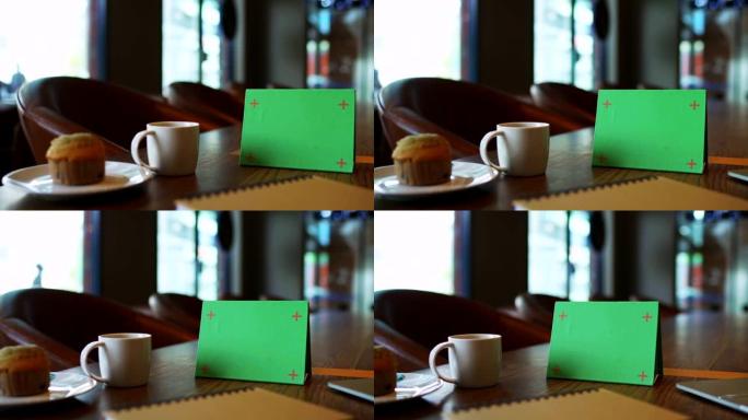 木桌上模拟绿色招牌帐篷卡菜单