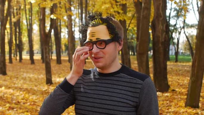 在秋天的公园里，布兰奇戴着面具击中了不满意的人的眼睛。有趣的时刻