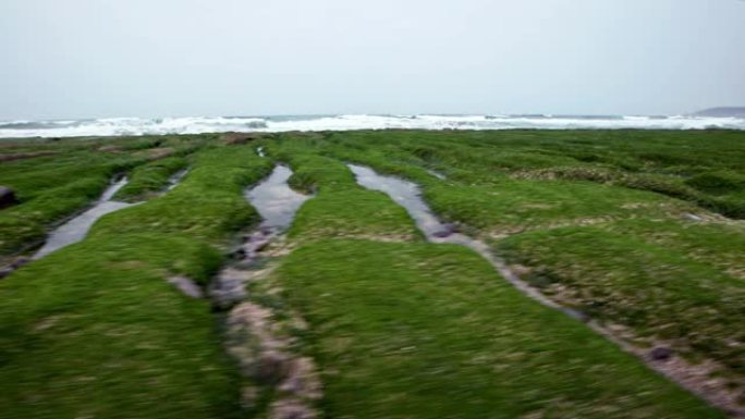 4K老美绿礁新台北。海浪冲击着海岸。想知道自然