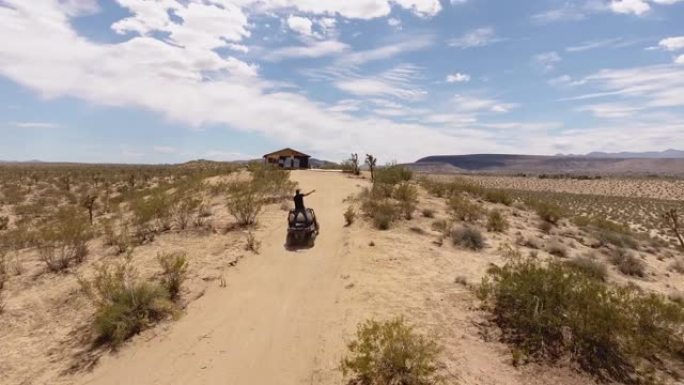 在莫哈韦沙漠的四轮摩托上玩得开心
