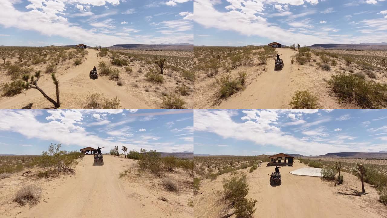 在莫哈韦沙漠的四轮摩托上玩得开心