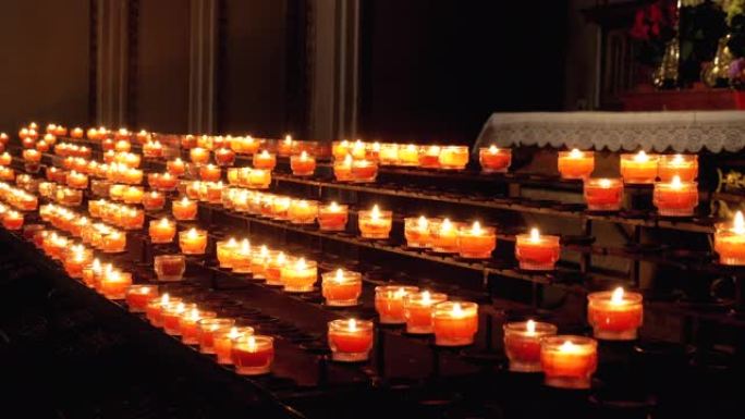 在大教堂燃烧蜡烛。在天主教堂燃烧纪念蜡烛。萨尔茨堡。奥地利