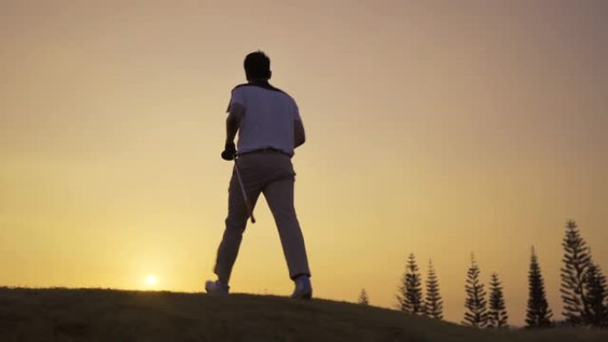 职业男子高尔夫球杆在T-OFF高尔夫球场与球杆散步，将高尔夫球打向球道，运动在假期暑假放松，电影UH