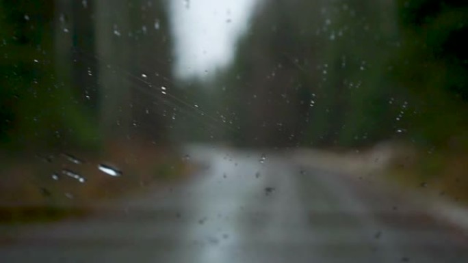 雨滴在坎坷的砾石路上行驶在芬兰的autunm