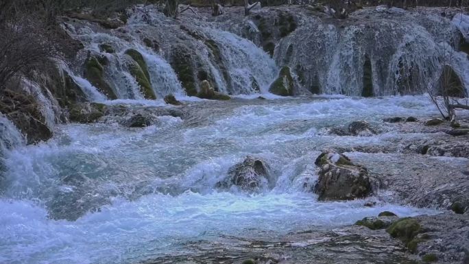 林间溪流清澈纯净