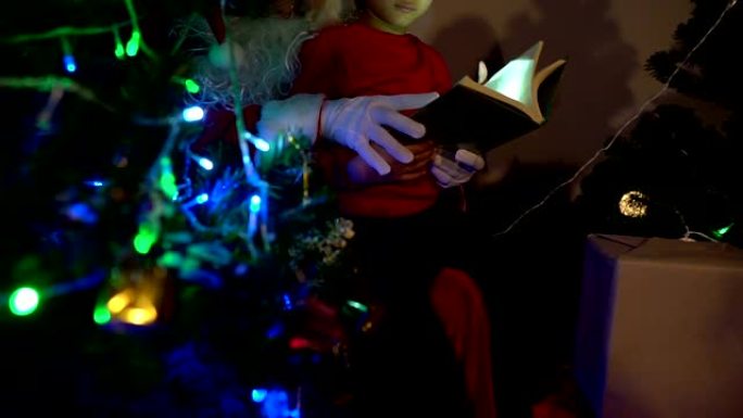 圣诞老人阅读书籍