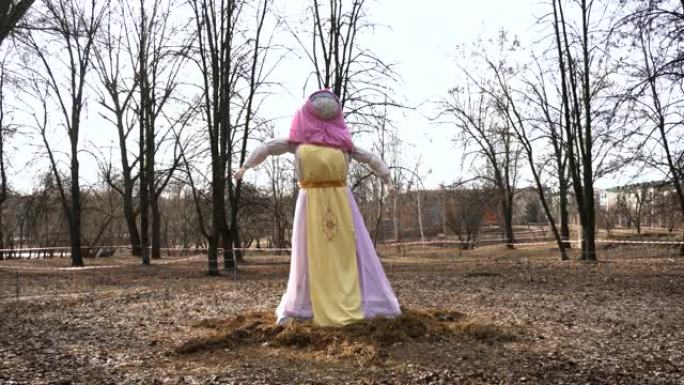 在黄油夫人的宗教节日期间，公园里有Maslenitsa的雕像。穿着连衣裙和粉红色方巾的毛绒稻草人