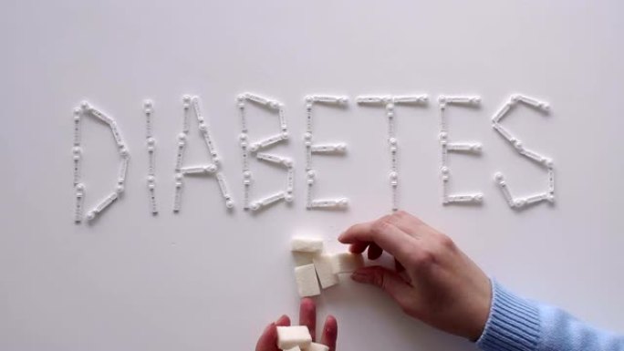 白底桌子上的血糖仪用柳叶刀糖尿病这个词