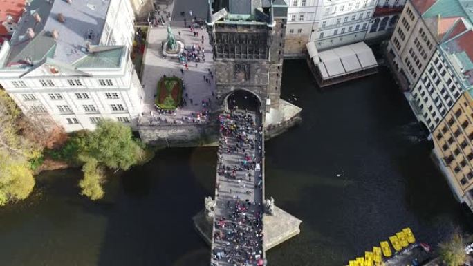 游客沿着布拉格的查理大桥漫步，从上面可以看到伏尔塔瓦河的全景，飞越布拉格的查理大桥，2017年10月