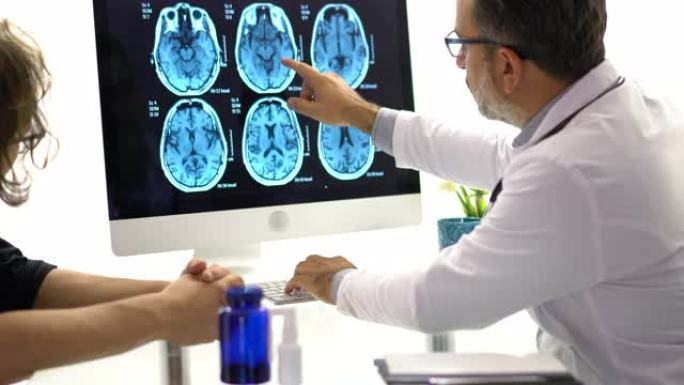 男性医生和患者检查大脑MR