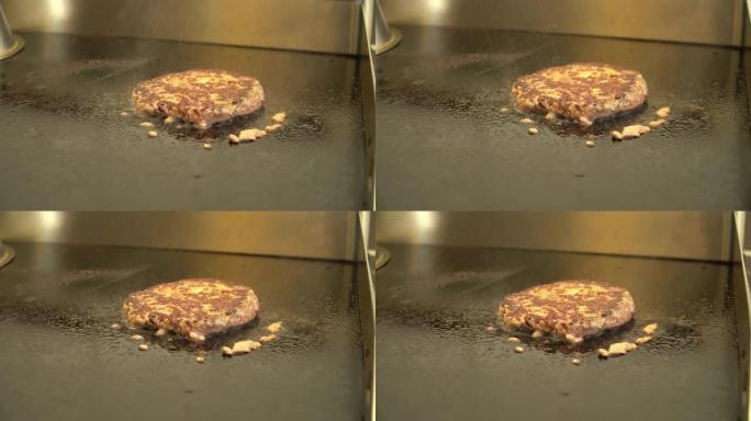 在热盘上煎肉汉堡