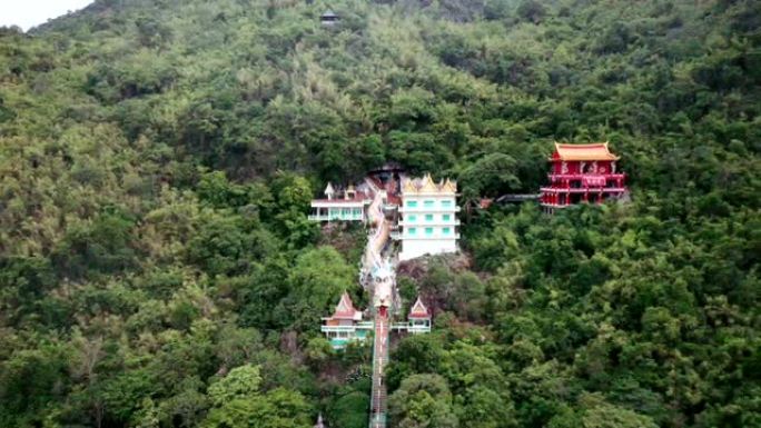 Wat Ban Tham热带雨林山上有寺庙和红色神社的龙雕像