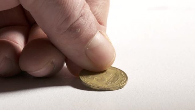 用手将50枚乌克兰kopiyok硬币放在桌子上。乌克兰的货币。
