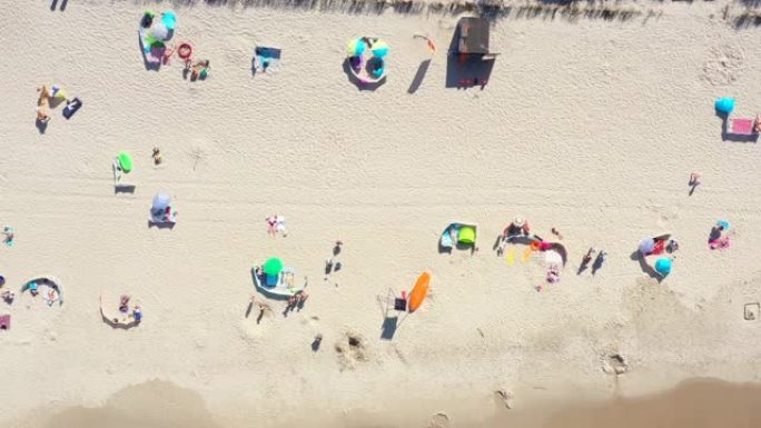 海滩上展示了五颜六色的雨伞，人们在夏日放松。波罗的海。鸟瞰图。Hel