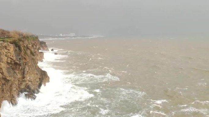 巨大的飓风海浪冲入悬崖面