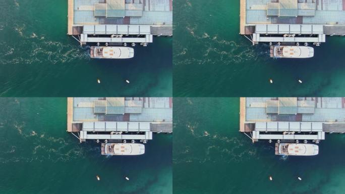 鸟瞰无人机拍摄了一艘从悉尼中央商务区 (环形码头) 抵达的快速渡轮，停靠在曼利码头码头-距市区20分