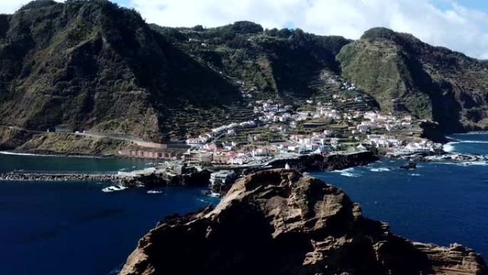 从 “Ilheu Mole” 小岛飞往葡萄牙马德拉岛的 “Porto Moniz” 村