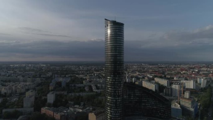 天空塔摩天大楼。弗罗茨瓦夫城市全景。鸟瞰图。波兰。4K。