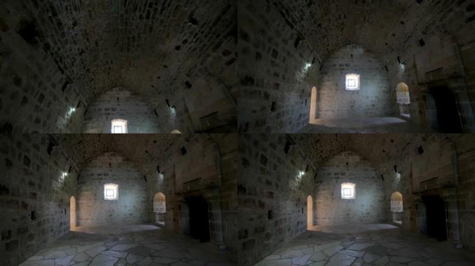 古代中世纪城堡空房间的内部，从上到下的全景