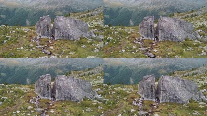 一条山溪流经一块裂开的岩石。阿尔卑斯山中部一个非常田园诗般的地方。