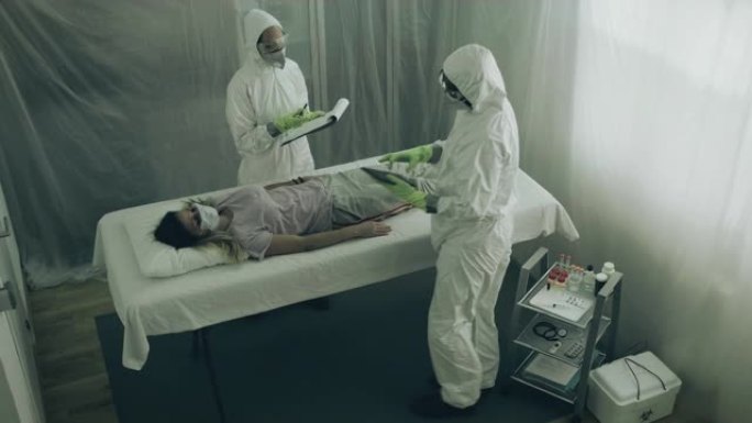 科学家照顾一个病毒躺在担架上的女人