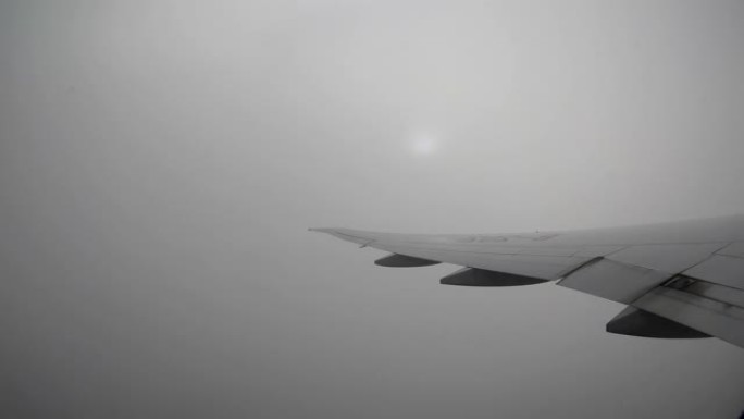 4K，雨天飞行途中飞机机翼客舱旅客视图。