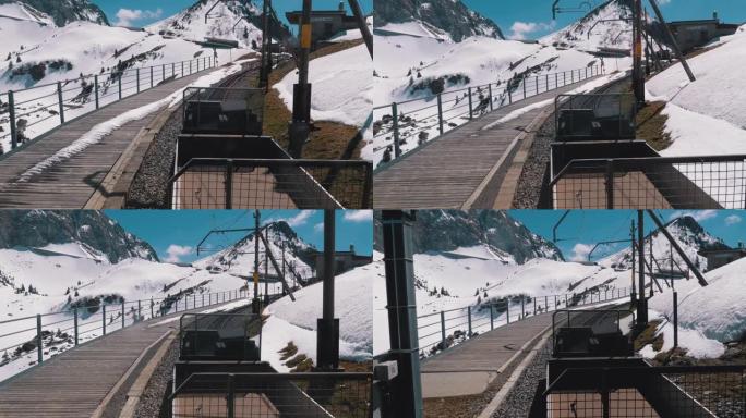 齿轮火车在铁路上的雪山中行驶。瑞士，阿尔卑斯山