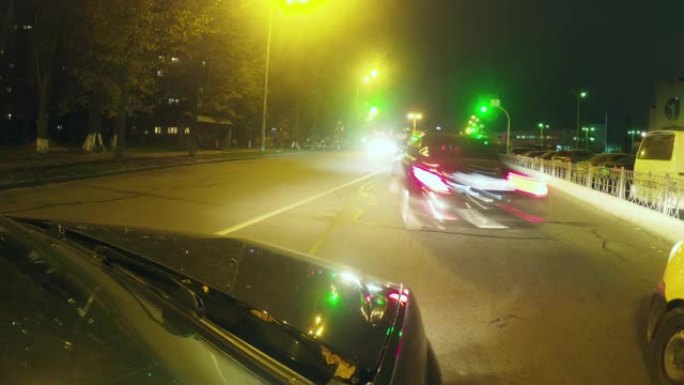夜间通过城市的汽车驾驶侧视图的POV过度