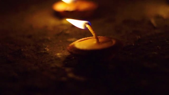 兰纳灯或蜡烛和烟花用作元宵节或Yee Peng Loy Krathong节 (用于宗教仪式的蜡烛)