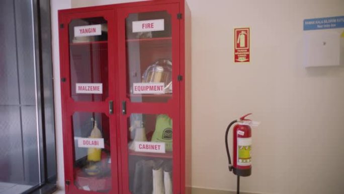 安全标志-危险，警告和警告标签-消防柜和灭火器