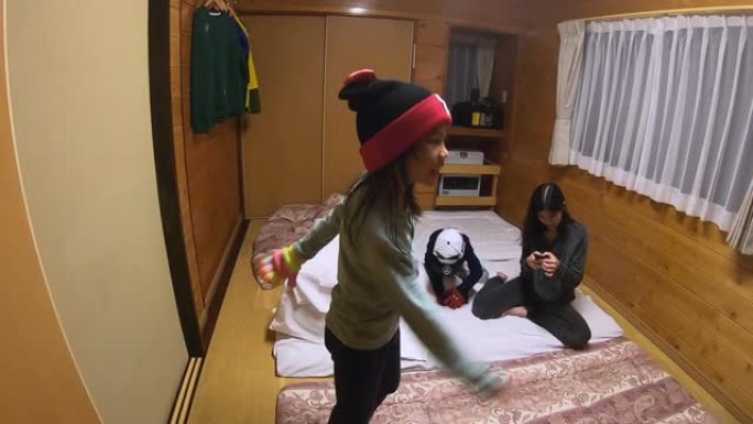 一家人在寒冷的冬夜睡在日本蒲团风格的卧室里。