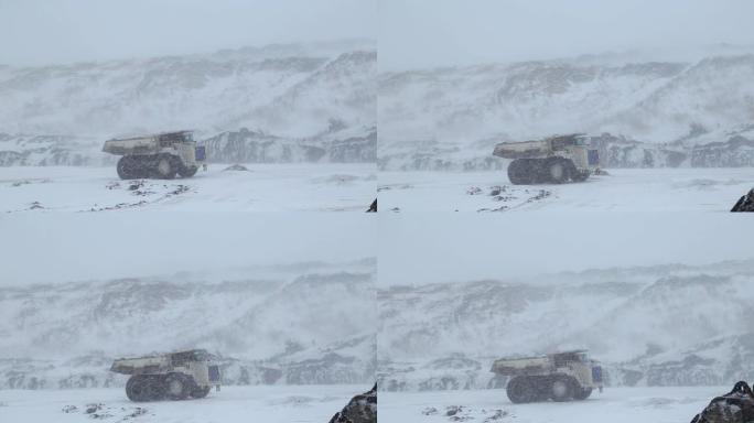 一辆翻车车在冬季驶过露天煤矿