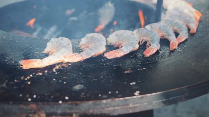 大虾在烤炉的金属锅上煎炸
