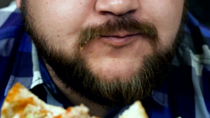 一个超重的家伙吃了他的汉堡。男人喜欢自制的食物。不健康的生活方式，油炸和有害的高热量食品。肥胖和超重