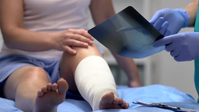 创伤专家向腿部创伤，医疗保健患者解释x射线结果
