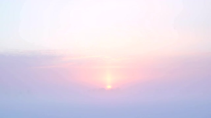 太阳从云层中落山的近距离观察