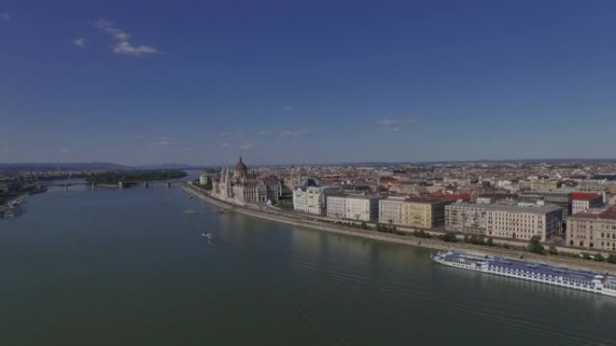 在布达佩斯市多瑙河上空飞行。航拍镜头。4K