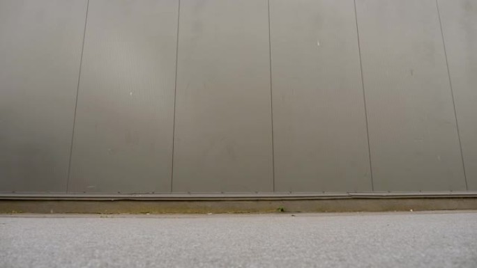 购物背景。快乐的父亲带着孩子在购物车里，手推车推着手推车向前。与儿童概念购物。季节性购物。折扣，大销