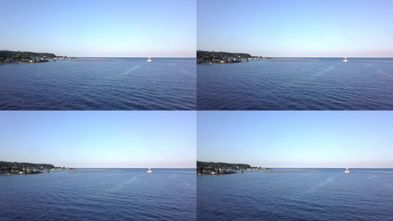 前往渡轮码头时，麦基诺岛在渡轮船前部的视频剪辑