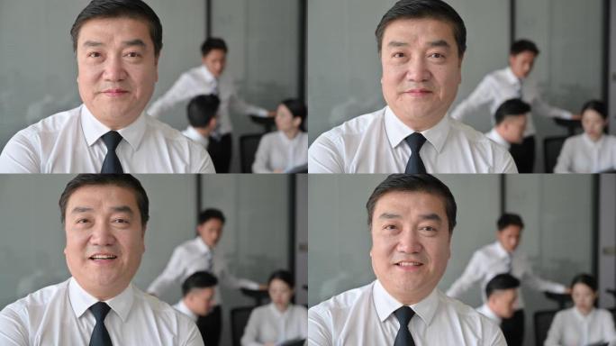 现代办公室中成熟的中国商人肖像