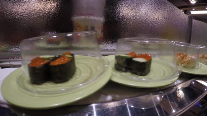 4k亚洲妇女乘坐日本餐厅寿司列车传送带