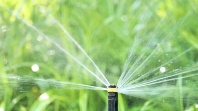 花园、草地浇水系统。智能花园通过在绿色公园工作的全自动喷灌系统启动，浇灌草坪、花木喷头旋转。4k慢动