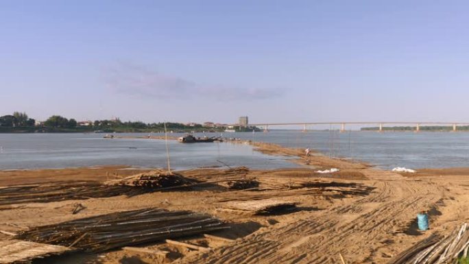 从岛上看。正在建设中的竹桥