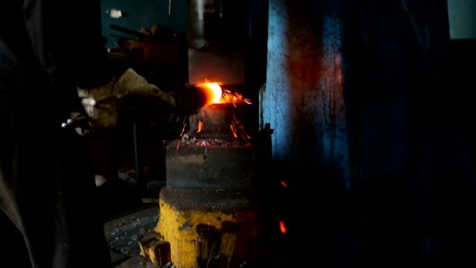 锻造中的铁匠锻造了用于机械工程的金属零件，铁水和水垢，慢动作，锻造