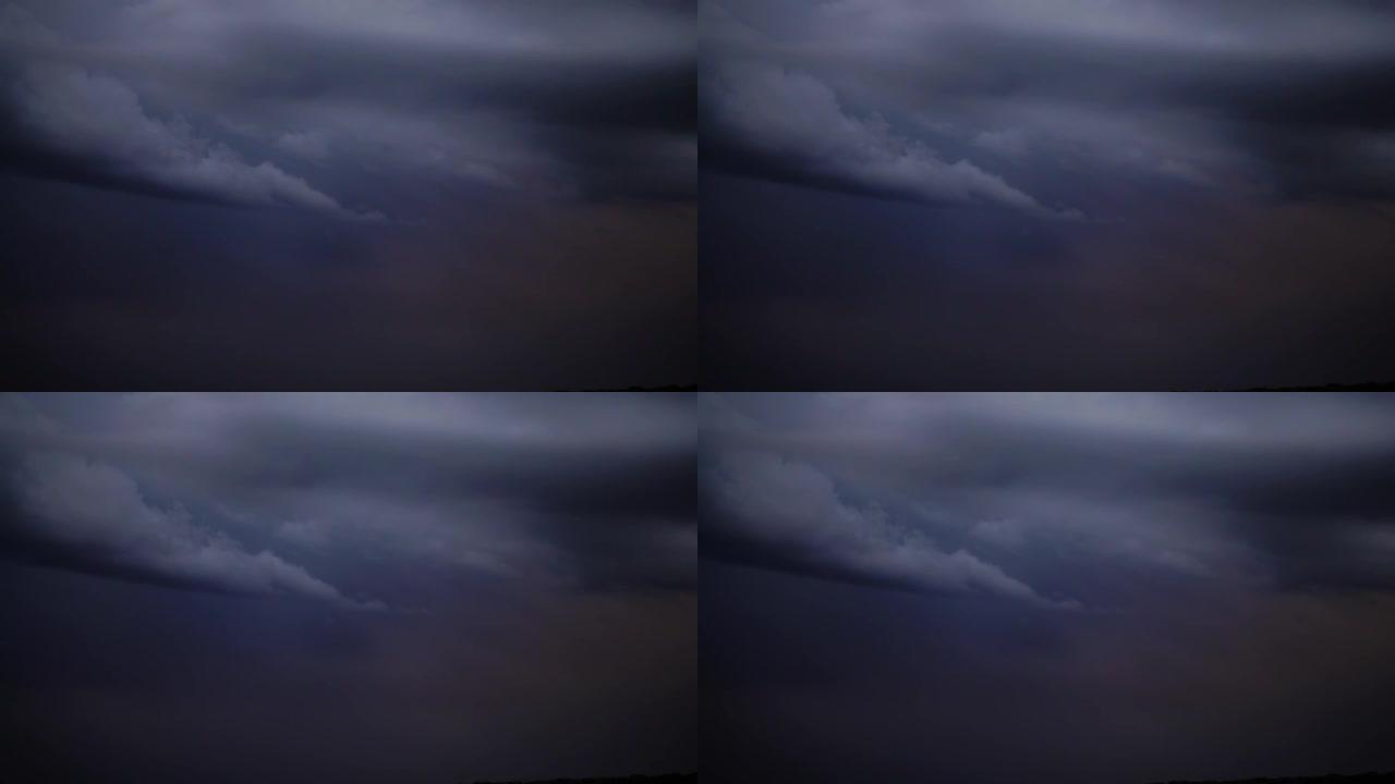 天空中的暴风云和闪电。
